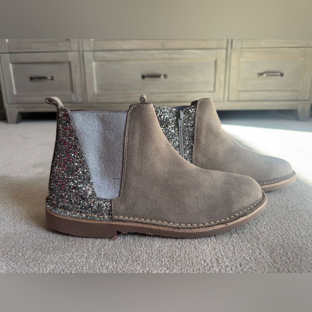 Children Chic suede tan girls boots size 38. Never used & in perfect condition